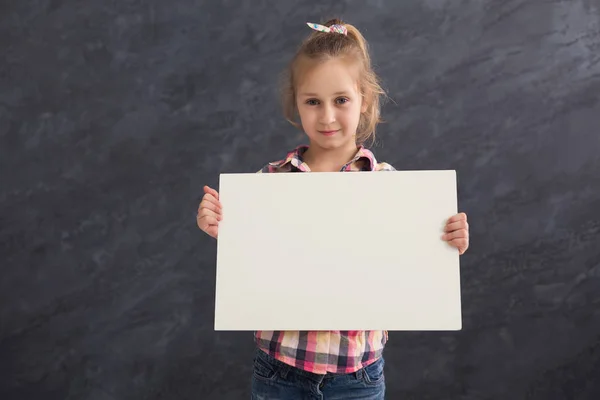 Kleines Mädchen mit leerem weißen Banner — Stockfoto