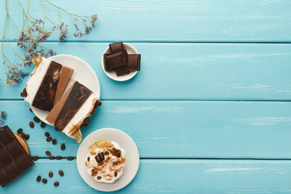 Verschillende desserts: cakes en chocoladerepen op turquoise rustiek t — Stockfoto