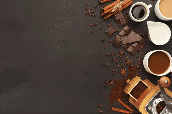 Top view on various coffee cups, scattered beans and spices, bac — Stock Photo, Image