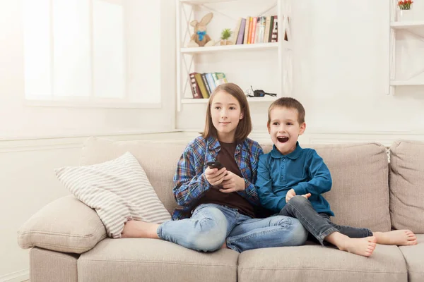 Happy children watching TV at home — Stock Photo, Image