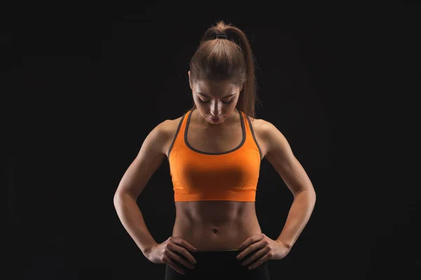 Athletische Frau auf schwarzem Hintergrund — Stockfoto