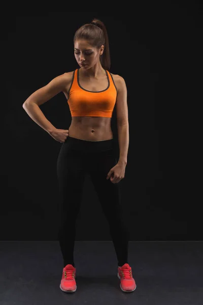 Mujer atlética preparándose para el entrenamiento —  Fotos de Stock