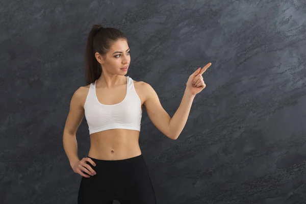 Sonriente mujer deportiva punto de distancia — Foto de Stock