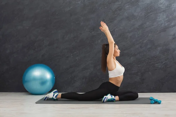 Fitness donna stretching al chiuso — Foto Stock