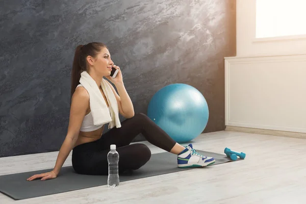 Kobieta szczęśliwa fitness o odpoczynku i rozmowy na telefon — Zdjęcie stockowe