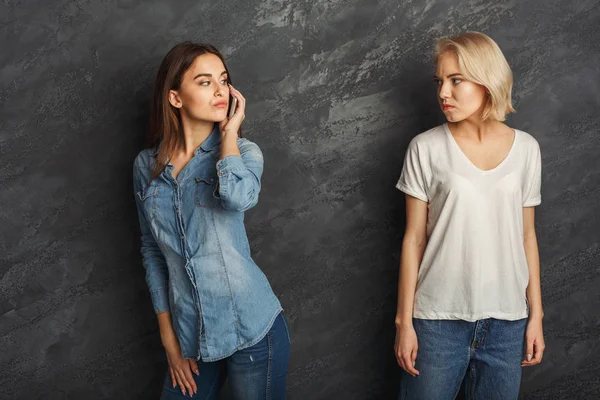 Chica escuchando a su novia hablar por teléfono móvil — Foto de Stock