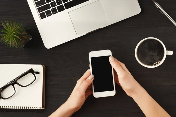 Mujeres manos usando teléfono inteligente, vista superior — Foto de Stock