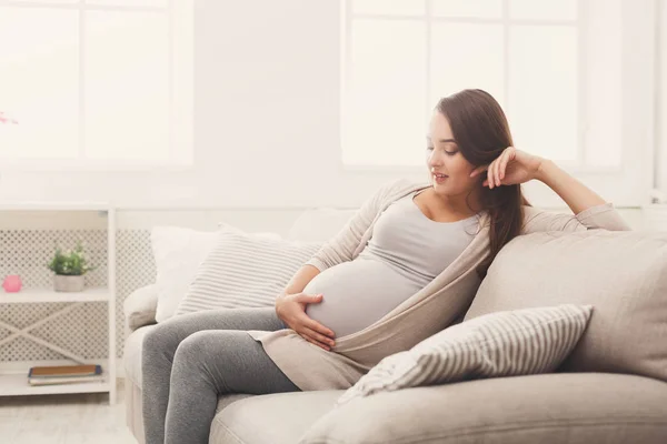 Schwangere träumt vom Kind — Stockfoto