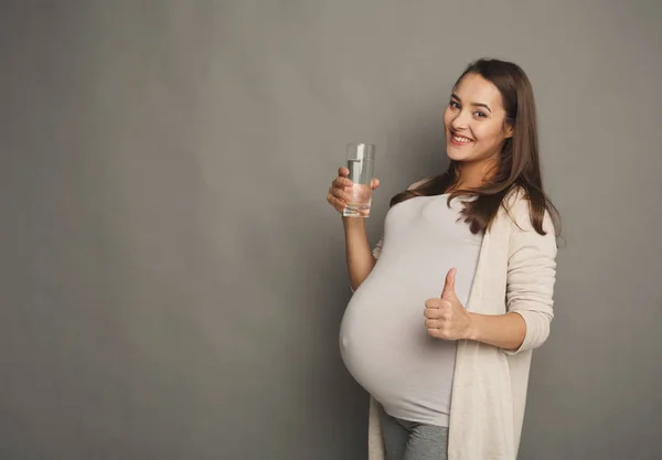 Těhotná žena s vodou kopie prostor — Stock fotografie