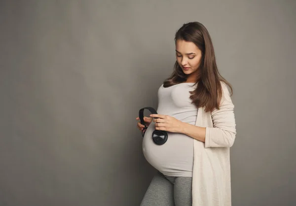 Bebê por nascer ouvindo música na barriga das mães — Fotografia de Stock