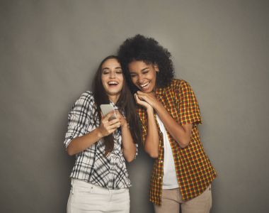 Smartphone kullanarak mutlu iki arkadaşlar