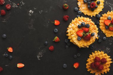 Yuvarlak Belçika waffle çilek ile