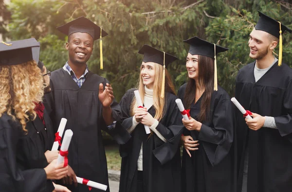 Un groupe de diplômés célébrant — Photo