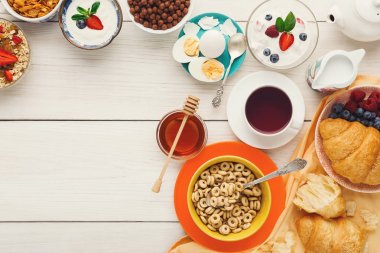 Ahşap masa, kopya alanı zengin bir kahvaltı menüsü