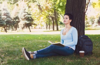 Çekici kadın açık havada bir kitap okuma