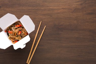 Ahşap masa karton kutuda Funchoza salata