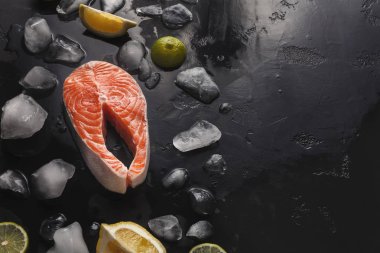 Koyu arka plan üzerinde buz ile taze somon