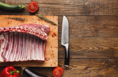 Ham ahşap tahta üzerinde kuzu raf