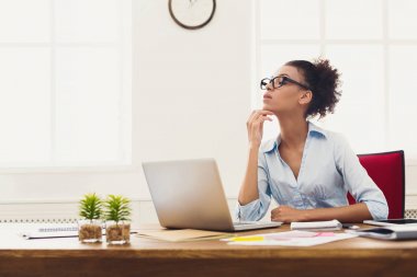 Düşünceli iş kadını ofiste