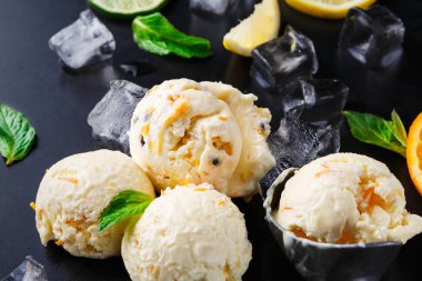 Siyah arka plan üzerine buzlu dondurma kaşık toz