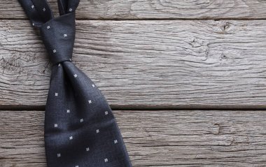 Erkek moda kravat rustik ahşap zemin üzerine