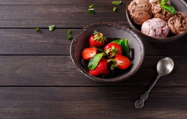 Dondurma ve ahşap üzerine çilek bölümünü