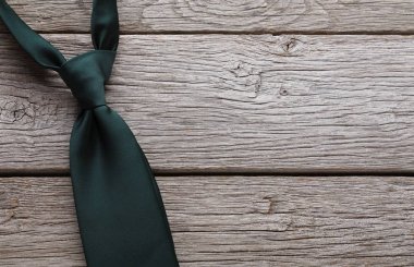 Erkek moda kravat rustik ahşap zemin üzerine
