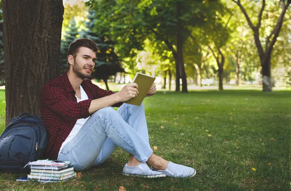 Genç öğrenci için sınav açık havada hazırlanıyor