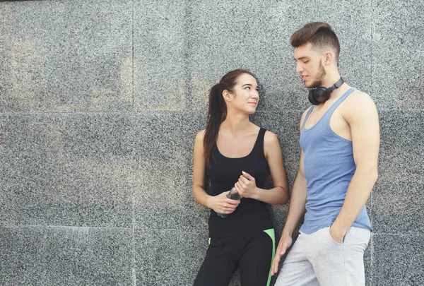 Glückliche Männer und Frauen unterhalten sich in der Pause — Stockfoto