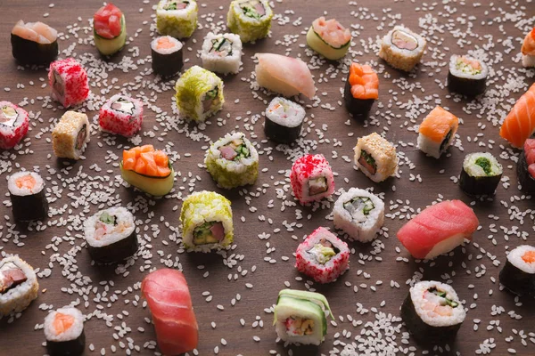 Surtido de sushi colorido y rollos de fondo — Foto de Stock