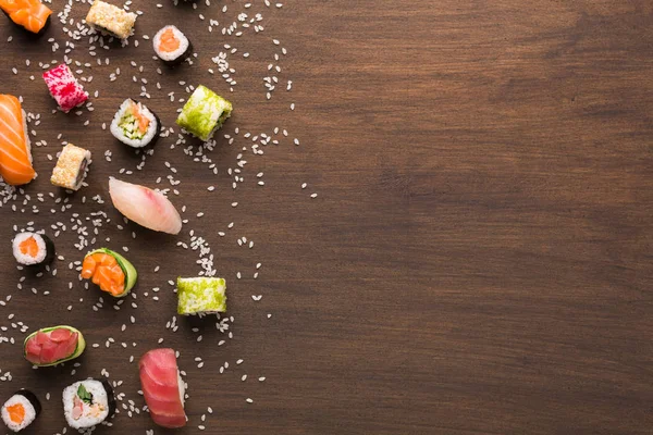 Sada sushi, maki, gunkans a rohlíky. Asijské kuchyně — Stock fotografie