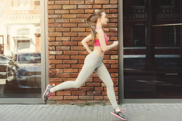 Mujer joven corriendo en el espacio de copia de la ciudad — Foto de Stock