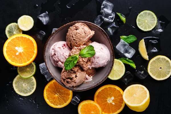 Мороженое в миске на черном фоне — стоковое фото