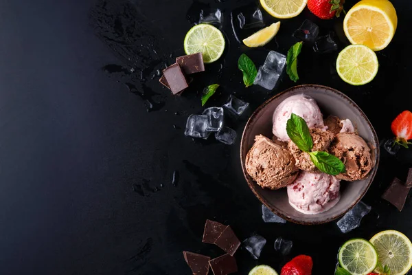 Porsiyon meyve siyah ile dondurma kaşık toz