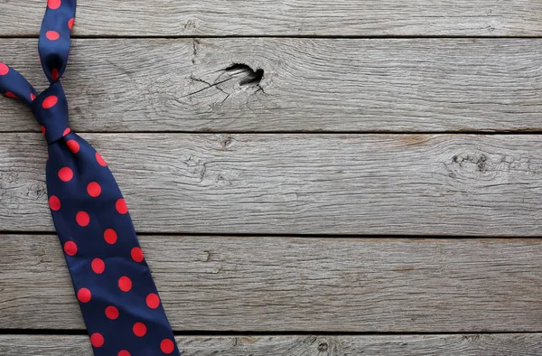 Corbata de moda para hombre sobre fondo de madera rústica — Foto de Stock