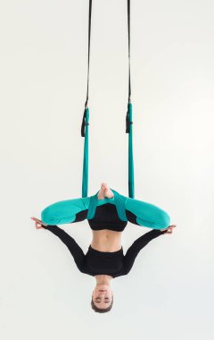 Beyaz arka plan üzerinde sinek yoga uygulamak kadın