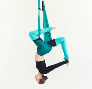 Beyaz arka plan üzerinde sinek yoga uygulamak kadın