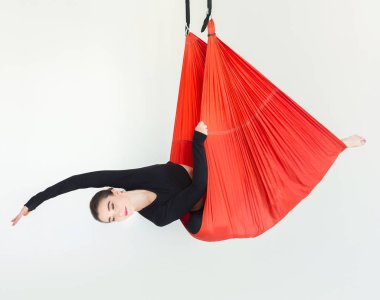 Beyaz arka plan üzerinde sinek yoga uygulamak kadın