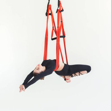 Beyaz arka plan üzerinde sinek yoga uygulamak kadın