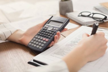 Hesap makinesinde sayma kadın closeup eller