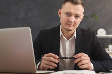 Ciddi adam ofis çalışanı rapor okuma