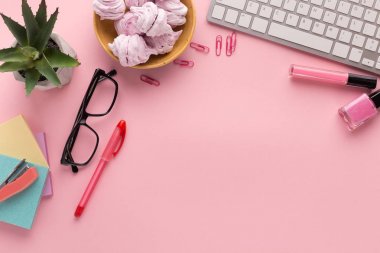 Boşluk klavye üzerinde pembe bir arka plan ile çalışma