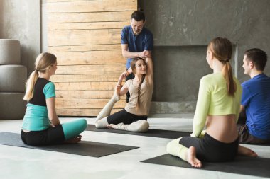 Yoga eğitmeni fitness Club ile grup