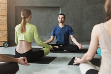 Yoga eğitmeni fitness Club ile grup