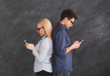 Genç çift birbirlerine telefonlarla görmezden