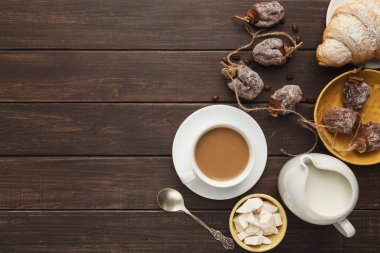 Kahve fincanı ve tatlılar vintage ahşap tablo, üstten görünüm