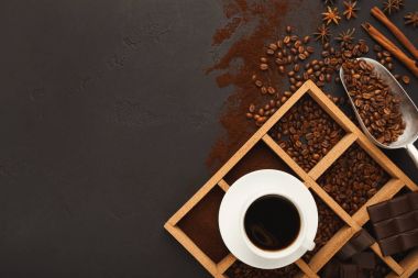 Üstten Görünüm arka plan c ile dağınık kahve çekirdekleri ve Baharatlar,