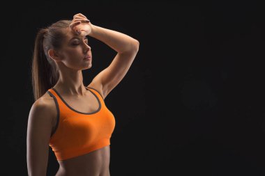 Yorgun atletik kadın kas vücut gösterilen