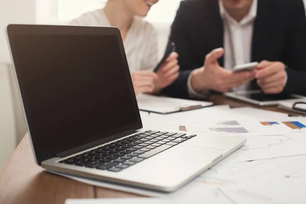 Espacio de trabajo moderno de la oficina, foco selectivo en el ordenador portátil — Foto de Stock