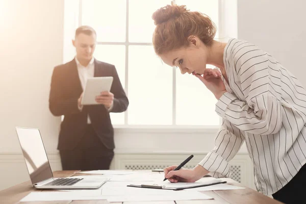 Mannelijke en vrouwelijke managers werken op financiële papieren op moderne kantoor interieur — Stockfoto